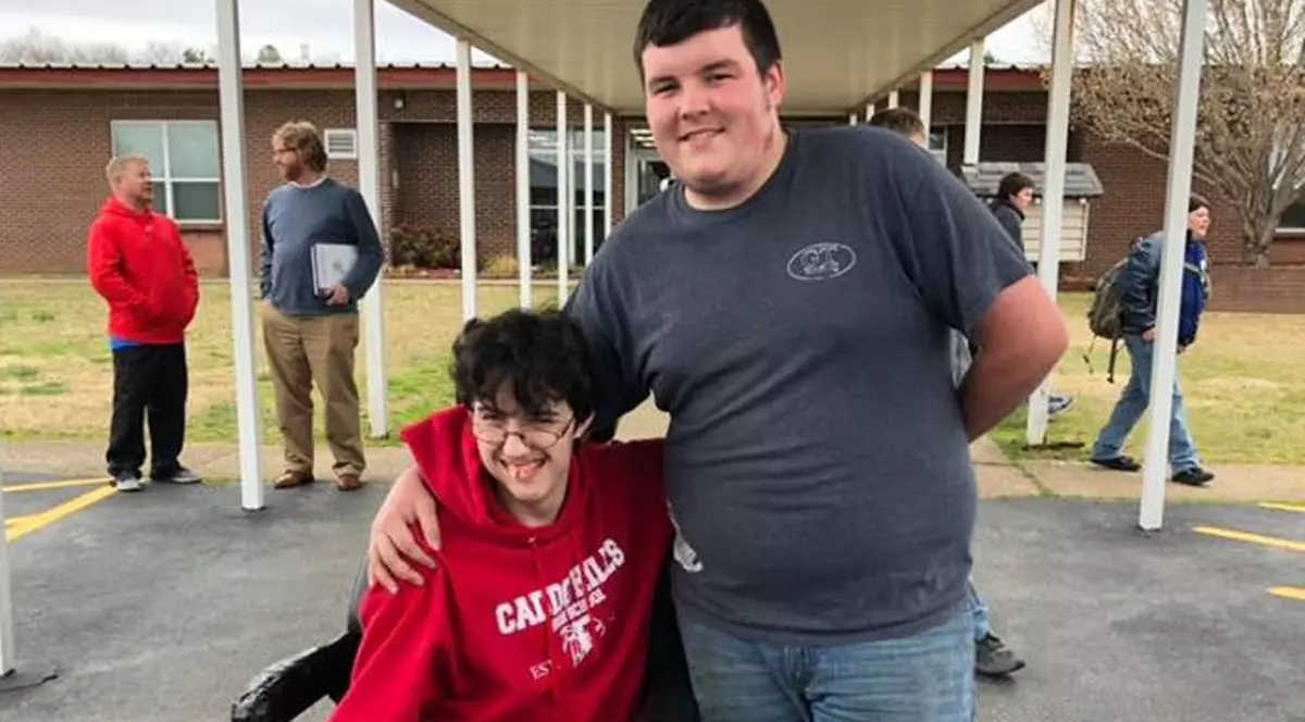 Un licean din SUA a strâns toți banii primiți timp de doi ani pentru a-i lua prietenului cel mai bun un scaun cu rotile nou