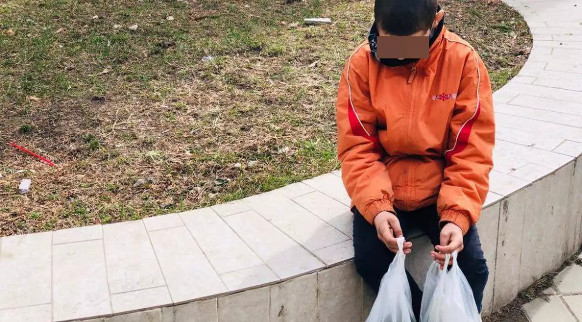 Povestea lui Alex, copilului care la 11 ani vinde urzici culese de el pentru a-și ajuta mama și frații