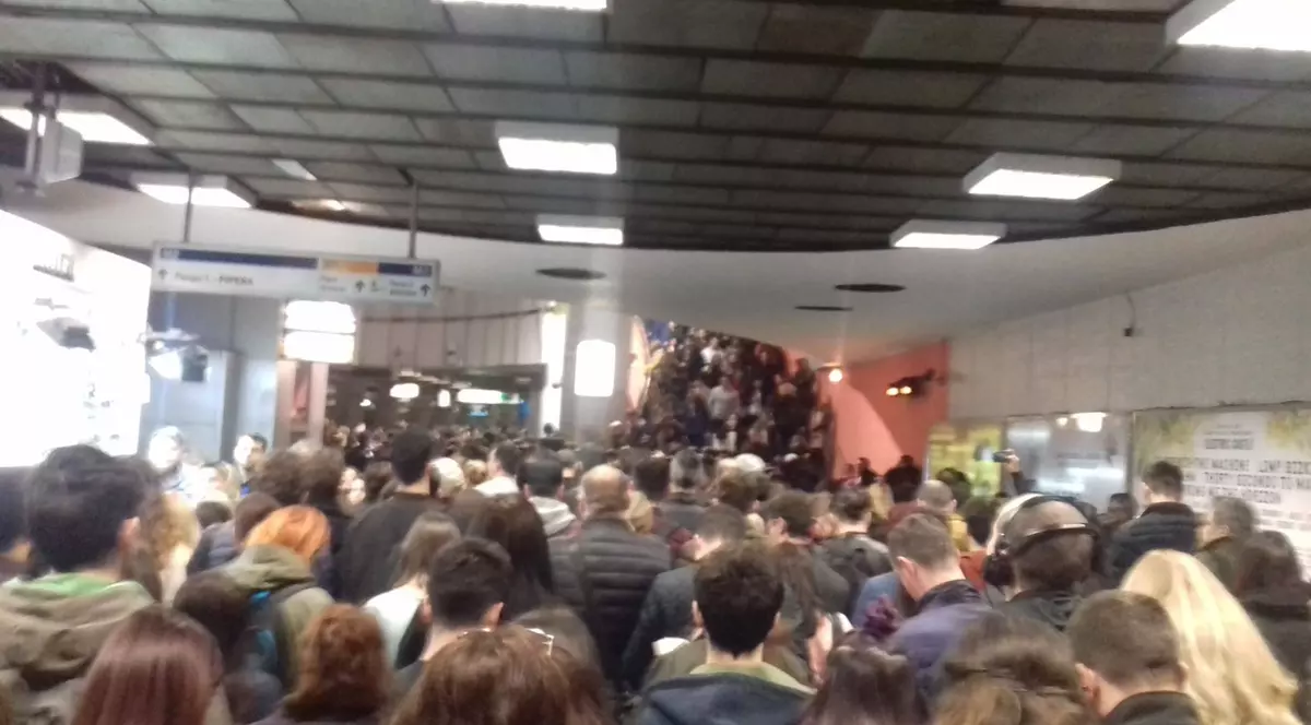 Haos la metrou! Circulația îngreunată după ce un tren s-a defectat la Piața Victoriei