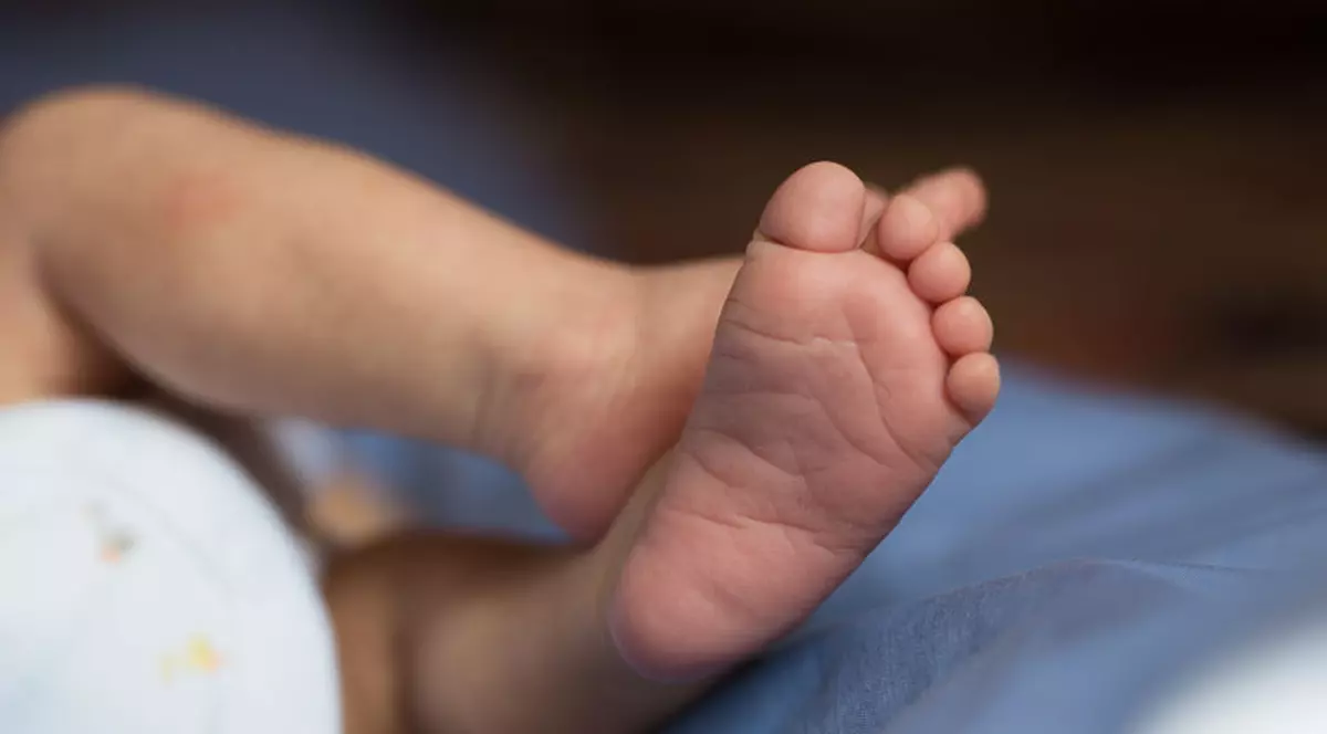 Un băieţel de cinci luni a murit în urma unei circumcizii efectuate de părinţii lui