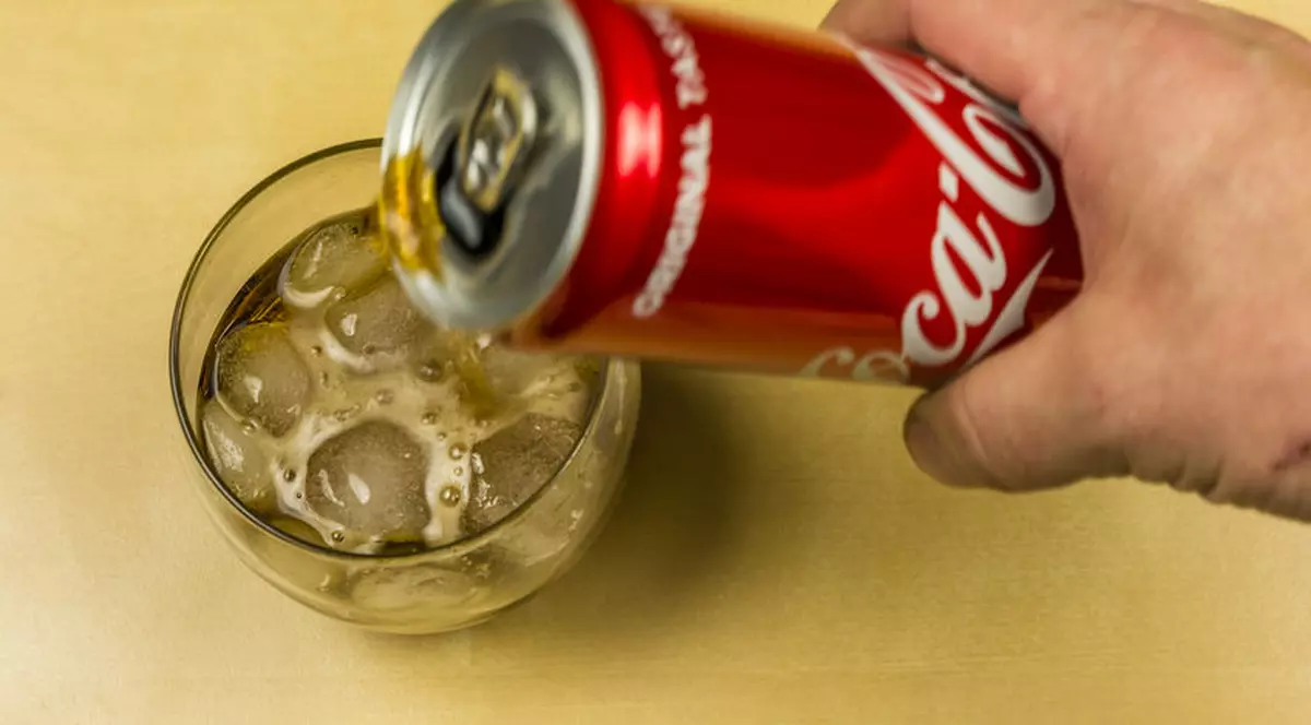 Un bărbat a găsit un șoarece mort în cutia de Coca-Cola, imediat după ce a terminat de băut. Reacția companiei