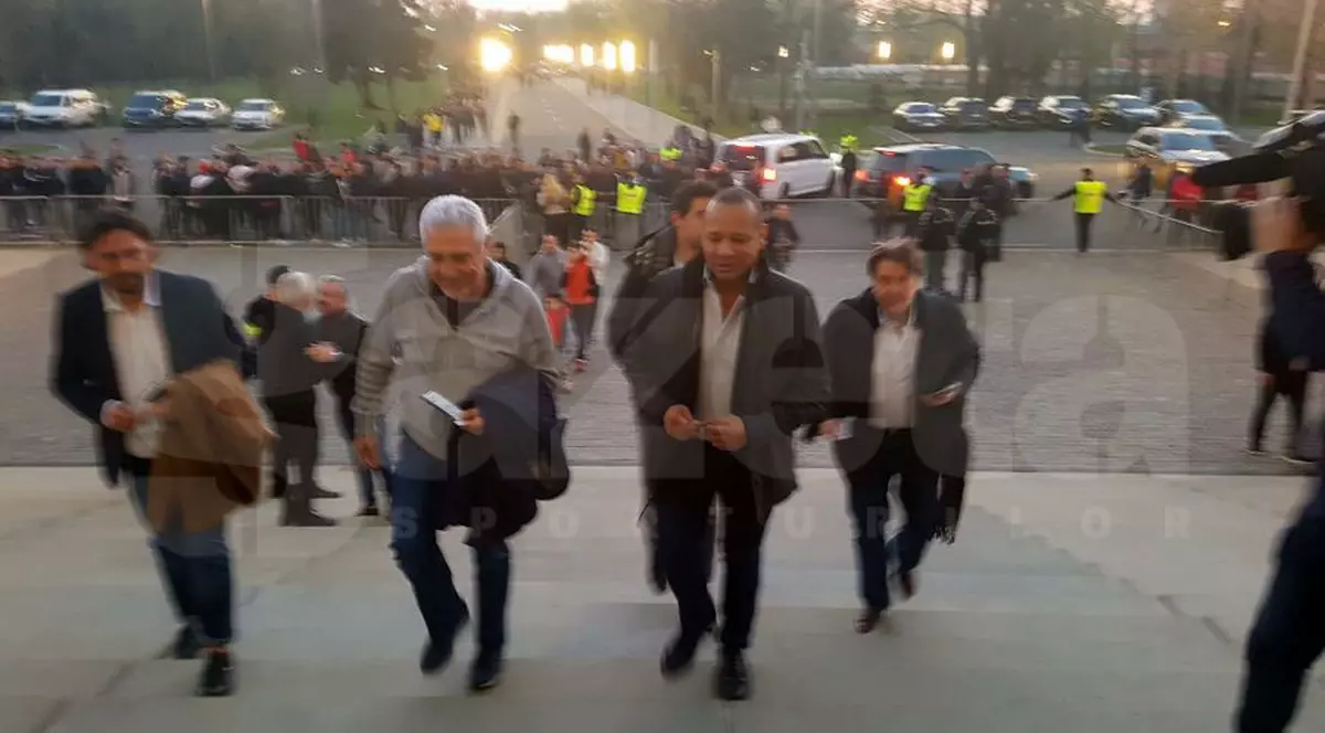 FCSB - CSU Craiova, meci încins de memoriul depus de olteni la FRF. Tatăl lui Neymar, agentul Pini Zahavi și antrenorul Eusebio Di Francesco, la meci!