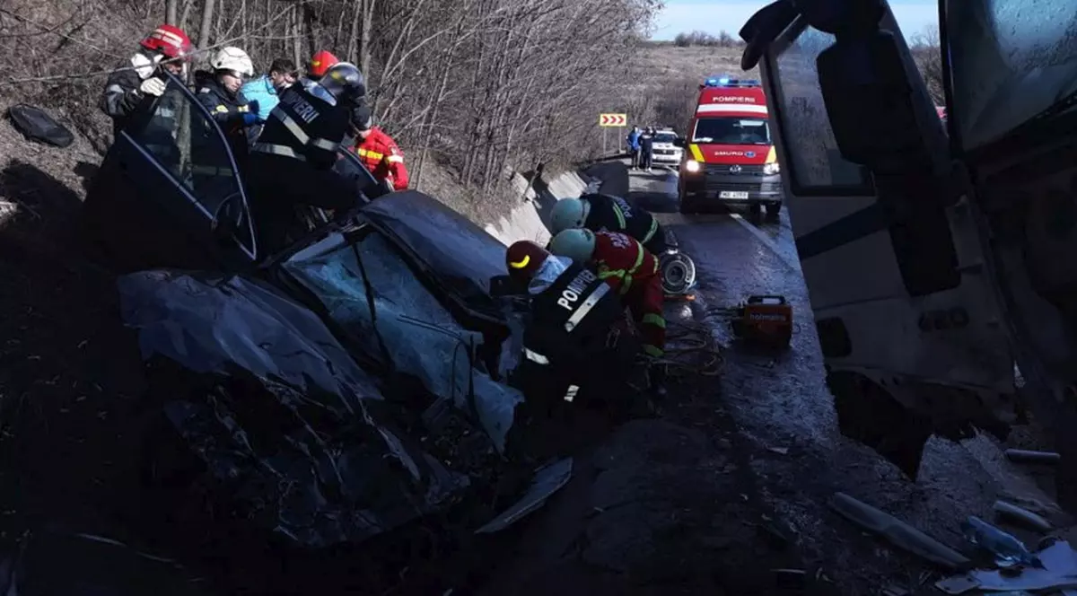 Accident grav în Argeș. Un autoturism a ajuns morman de fiare, după ce s-a ciocnit puternic cu un TIR