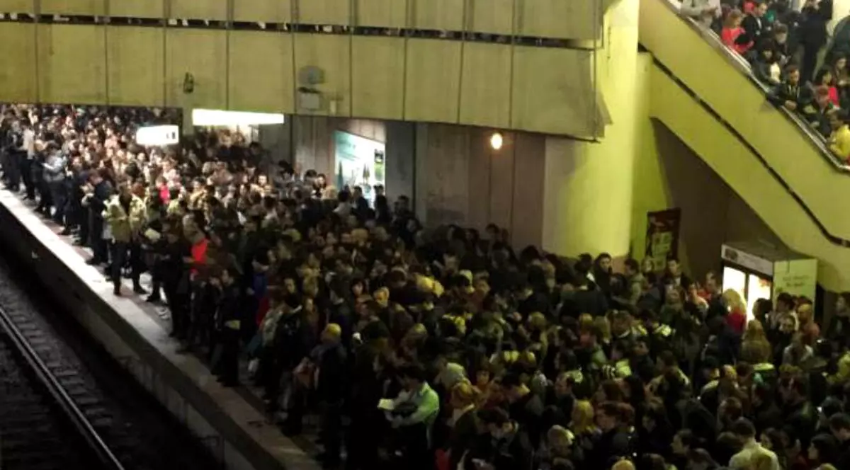 Circulație îngreunată la metrou, pe magistrala Berceni-Pipera. Motivul pentru care este aglomerație la Piața Victoriei