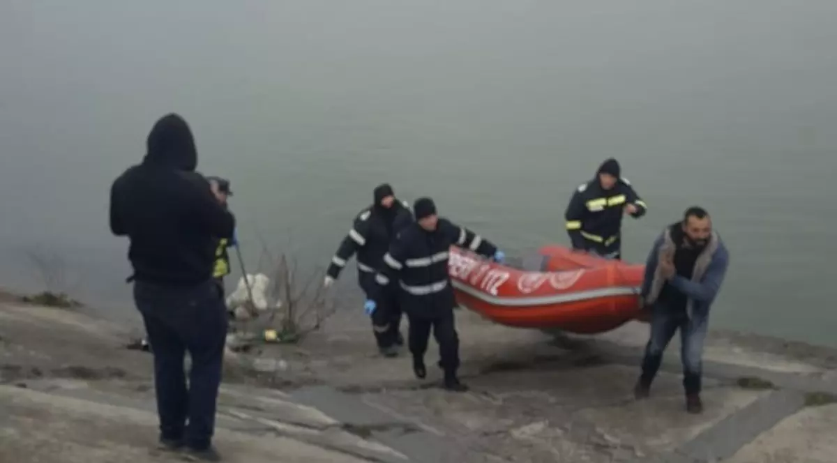 Un bărbat complet dezbrăcat a fost găsit mort în apele Oltului