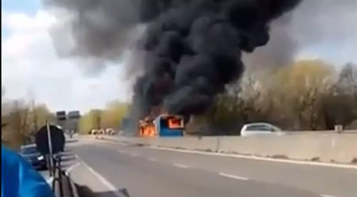 Un imigrant a incendiat un autobuz şcolar în Italia. Cel puţin 12 copii şi doi adulţi s-au intoxicat cu fum