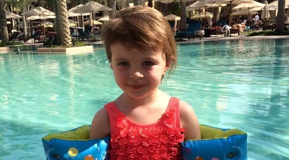 O fetiță de trei ani a murit pe aeroport, în ultima zi de vacanță alături de familia ei