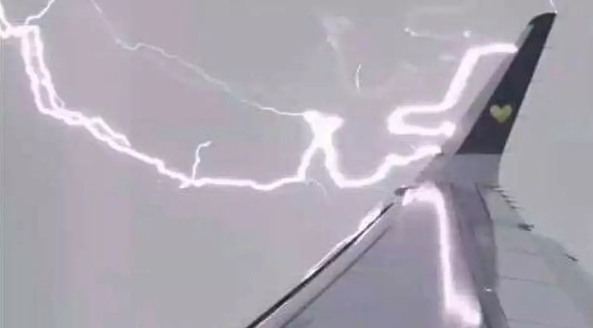 Momentul terifiant în care un avion a fost lovit de un fulger imediat după ce a decolat