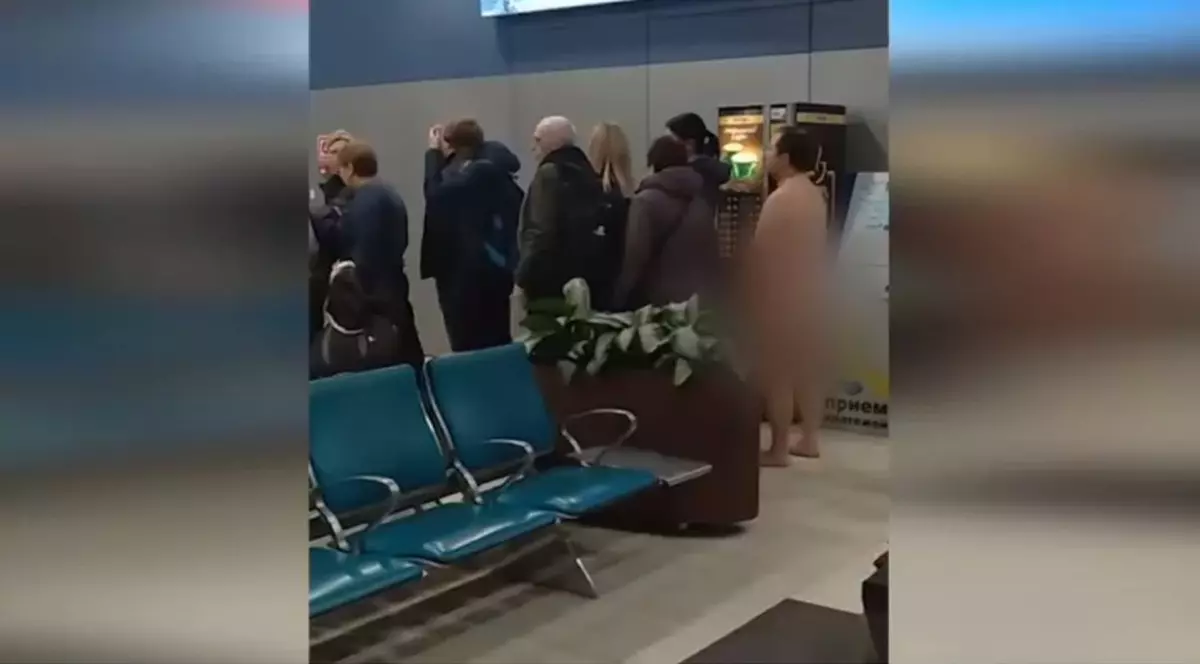 Bărbat dezbrăcat complet, filmat pe aeroportul din Moscova.”E mai ușor să zbori în pielea goală”