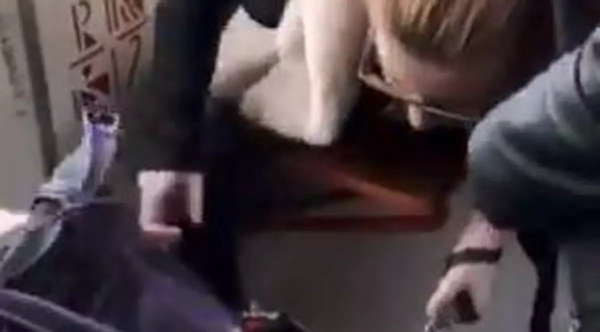 Cățel bătut cu brutalitate în tramvai, după un scandal cu călătorii. Imagini scandaloase