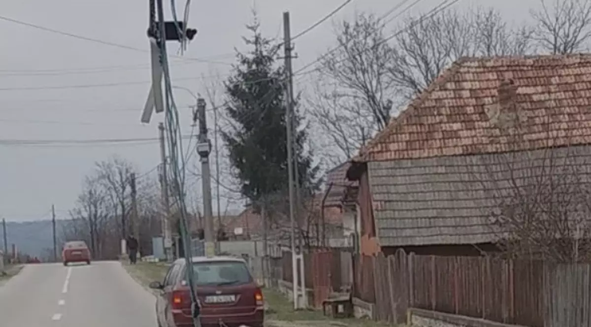 Viceprimarul unei localități din Argeș a fost filmat trăgând un câine legat de mașină