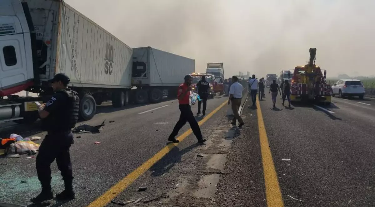 Carambol pe o autostradă din Mexic. peste 15 mașini implicate, 5 morți și 19 răniți | VIDEO