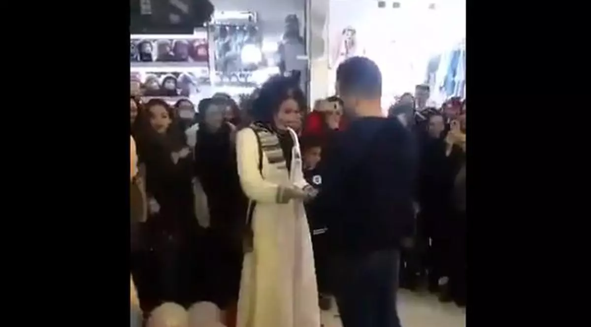 Doi tineri au fost arestați după ce s-au logodit în public. Ce au spus oamenii legii (VIDEO)