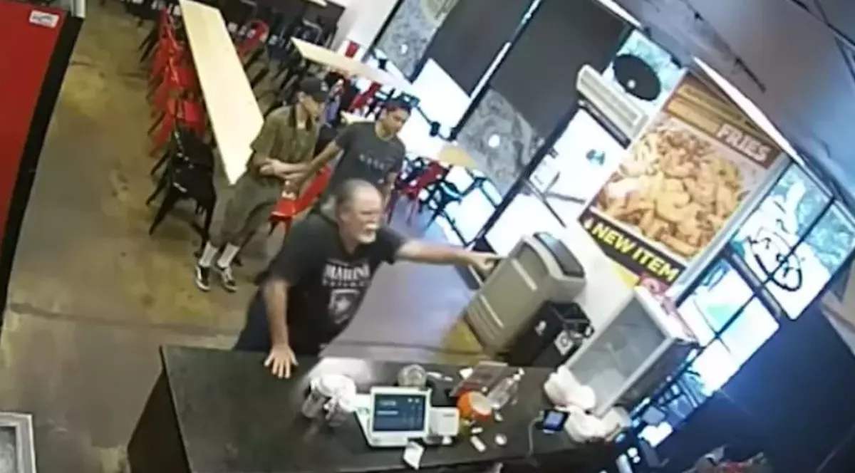 Reacția furibundă a unui client într-un restaurant. Și-a ieșit din minți din cauza unui cuvânt în spaniolă | VIDEO