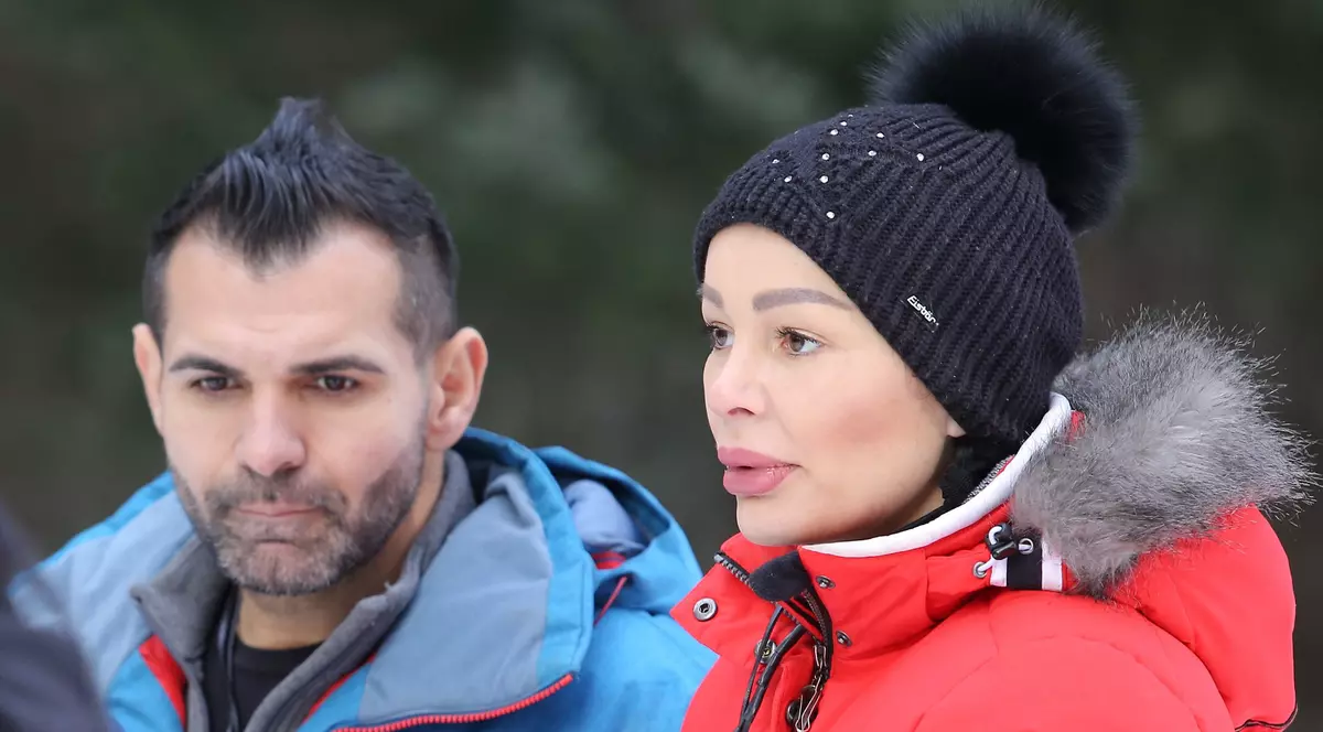 Concurenții de la Ferma sunt cu ochii pe Brigitte și Florin Pastramă. Cei  doi dorm îmbrățișați, își fac masaj și își spun vorbe șoptite
