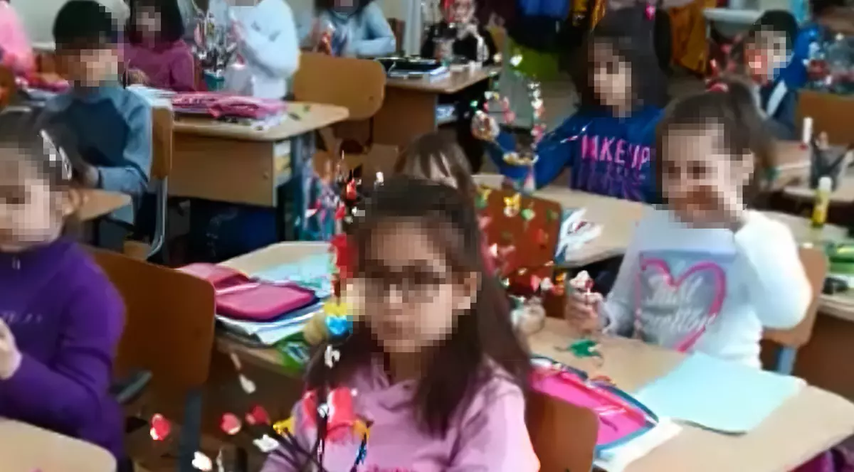 VIDEO/ Imagini șocante într-o școală din București! O învățătoare s-a filmat în timp ce țipă la elevi, apoi a trimis înregistrarea părinților. „Nu poţi să şi cânţi? Pui inimi cu gura? Le-ai lipit şi prost”