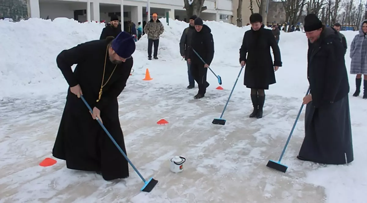 Cum joacă preoții din Rusia curling