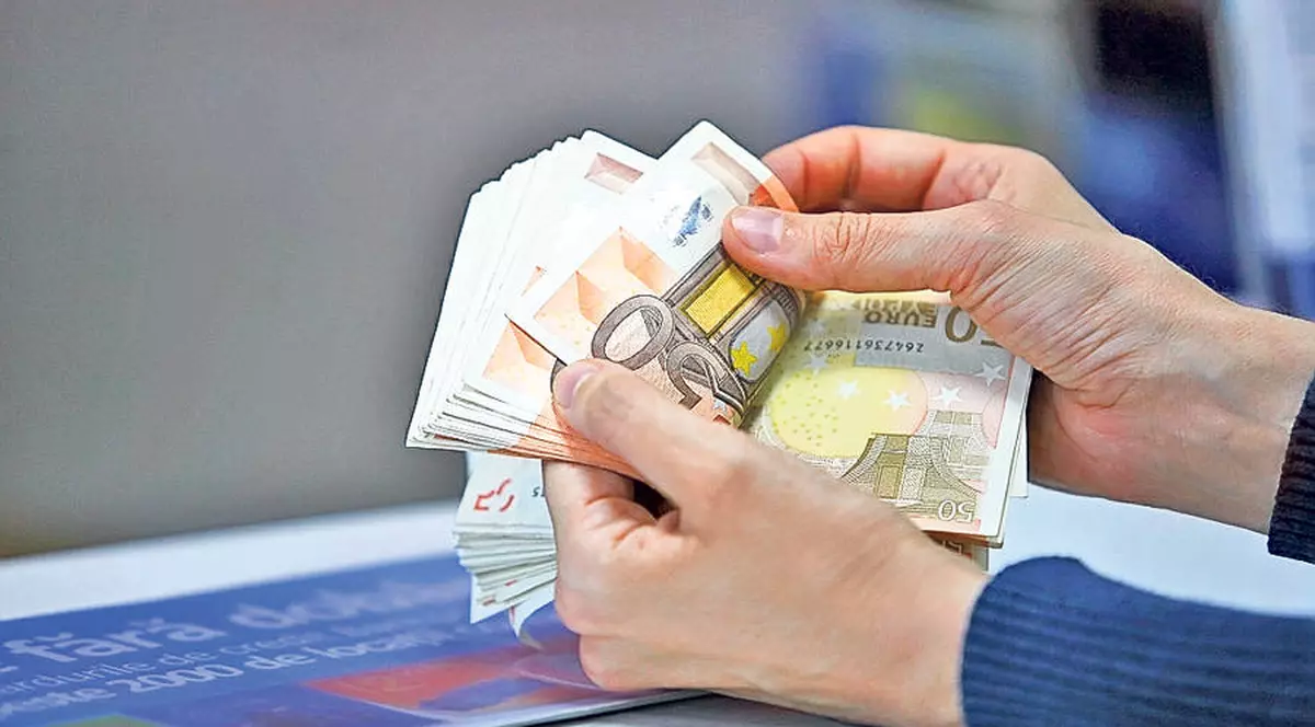 Euro va ajunge la 4,85 lei, potrivit analiștilor de la CFA România. Teanc de euro numărat