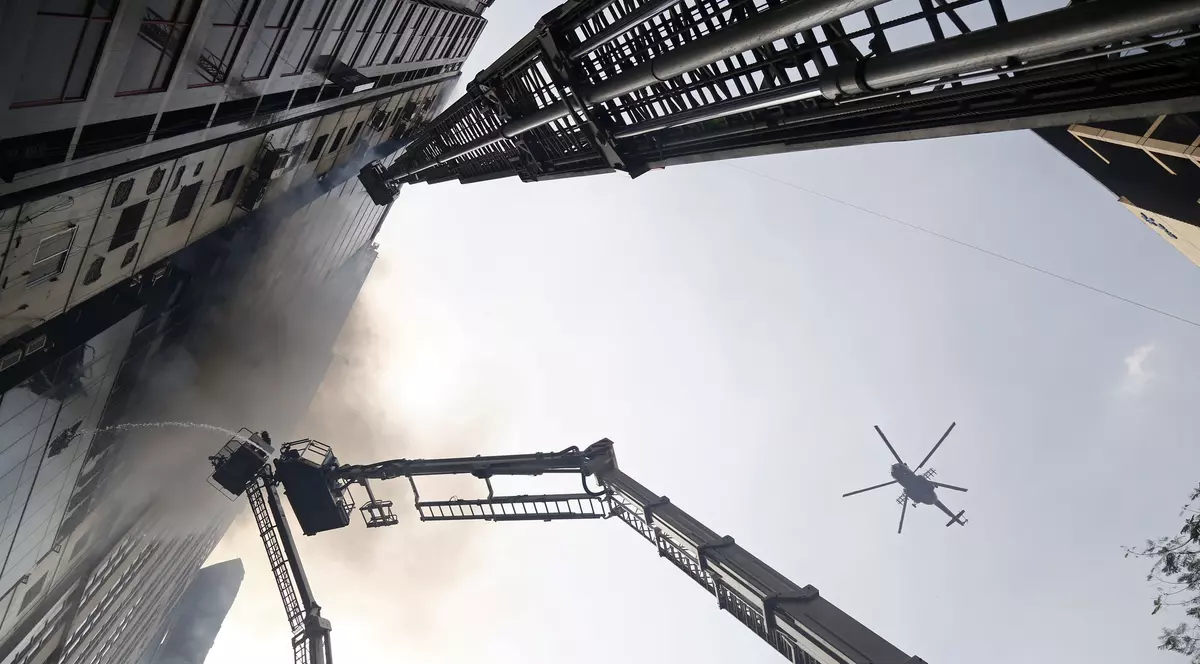 FOTO | Incendiu la o clădire de birouri din Bangladesh. Cel puțin 19 persoane au murit