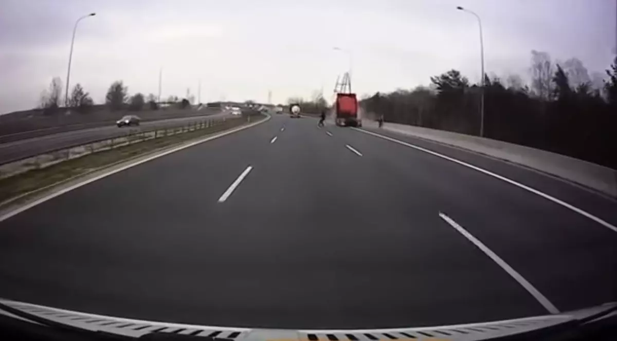 Doi bărbați au sărit dintr-o camionetă, înainte de a fi spulberați de un TIR