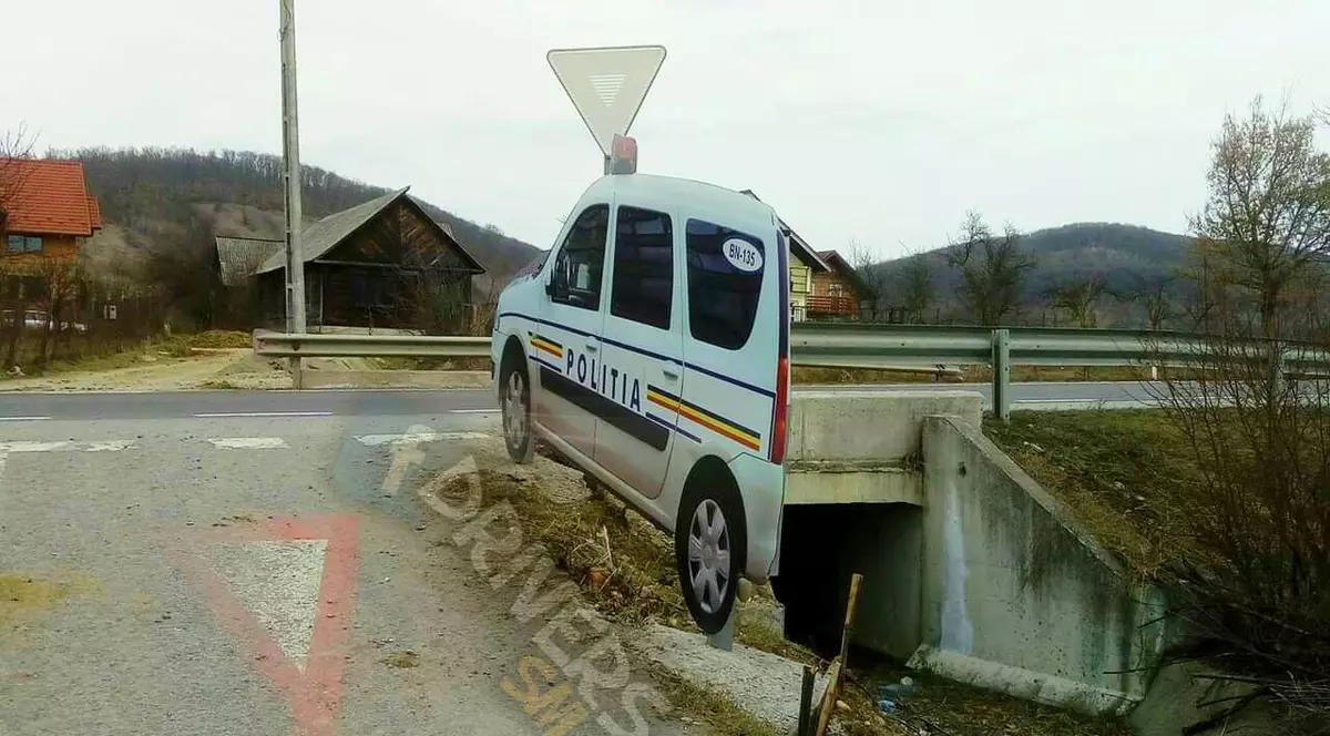 Poza unei mașini de poliție a fost plasată "la pândă" pe marginea drumului pentru a-i speria pe șoferii care calcă prea tare accelerația