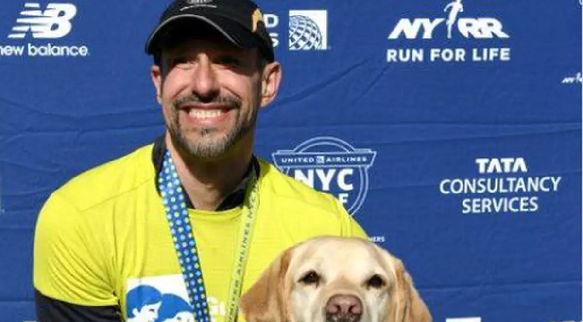 Un alergător nevăzător a terminat semimaratonul de la New York asistat exclusiv de câini ghizi