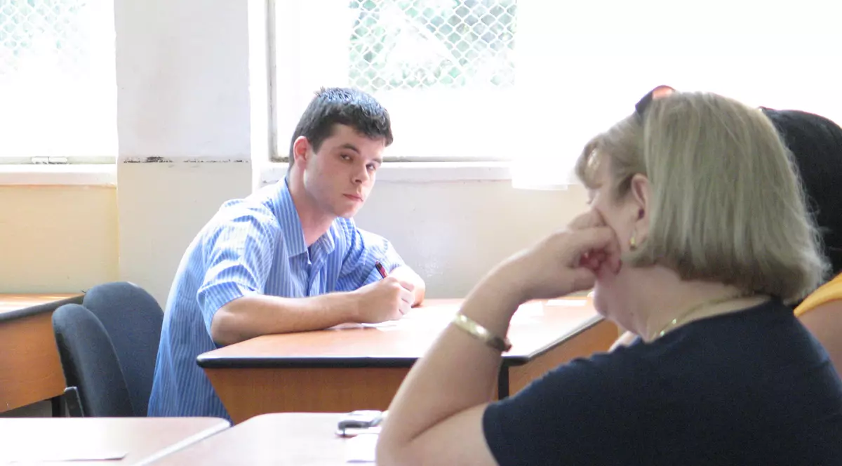 OPINIE/ „Rușinos mi se pare că s-au revoltat copiii, nu părinții lor”. Oana Dușmănescu, despre protestul elevilor îndemnați să dea foile goale la simularea Evaluării Naționale