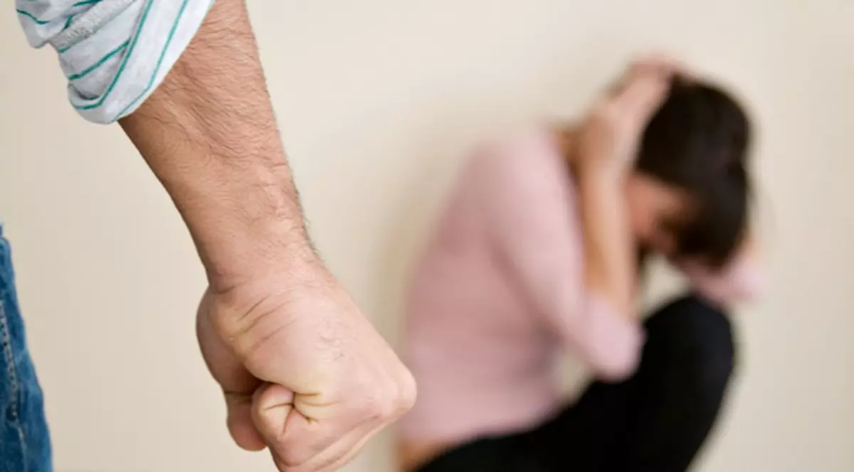 O româncă din Italia a fost bătută, violată și aruncată în stradă de bărbatul pe care îl îngrijea