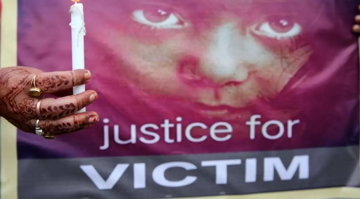 Fetiță de 12 ani, violată și ucisă de frații și unchiul ei în India