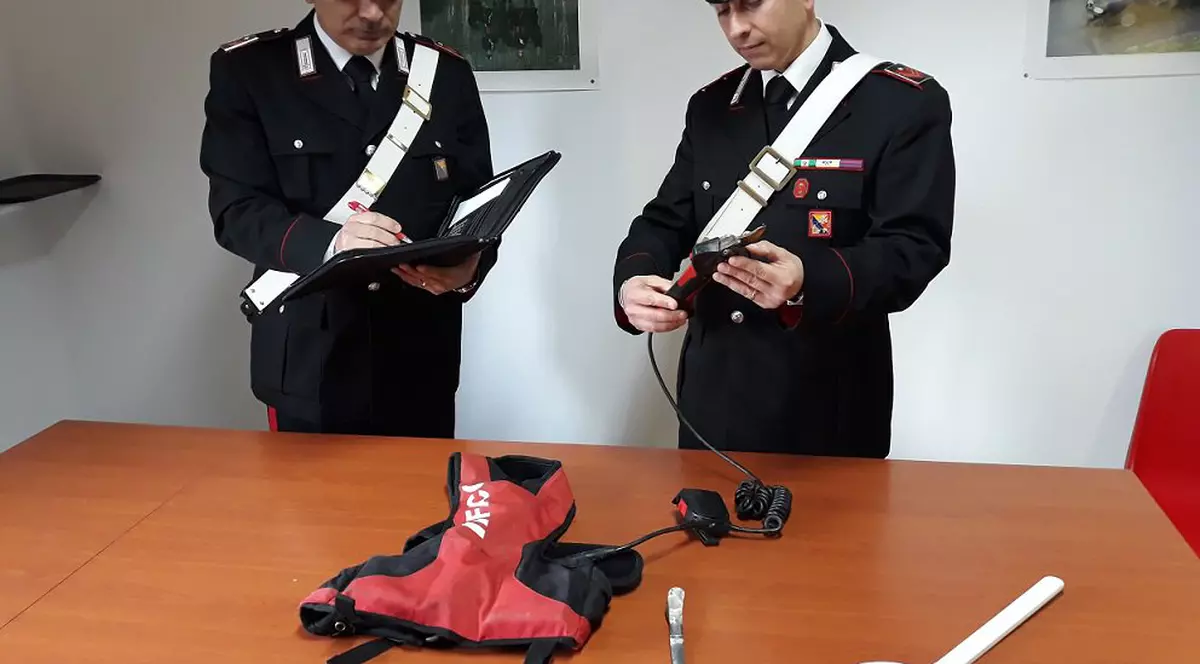 Un român a fost bătut și sechestrat în Italia. Carabinierii i-au arestat pe agresori, dar și pe conaționalul nostru!
