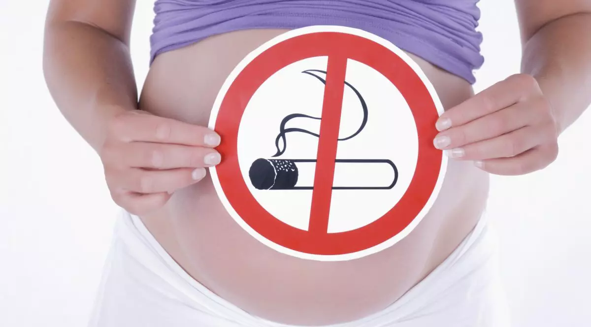 STUDIU | Fumatul în timpul sarcinii dublează riscul de apariție a Sindromului morții subite la sugari