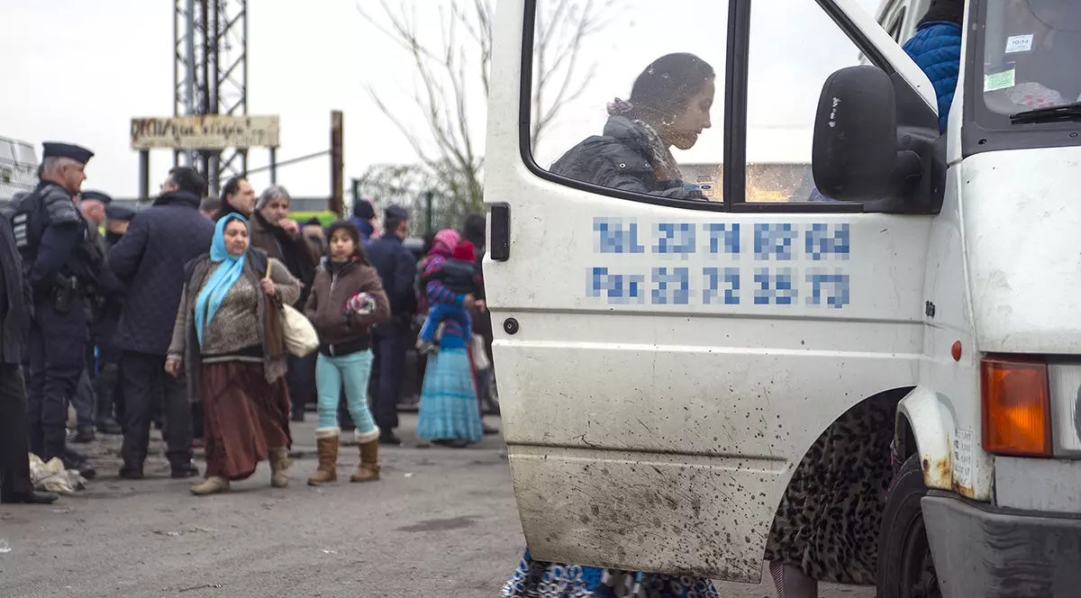 Atacuri violente asupra romilor români de la periferia Parisului, din cauza unui fake news în care sunt acuzați că răpesc copii cu o camionetă albă