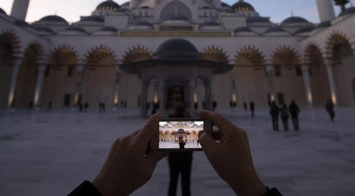 Cea mai mare moschee din Turcia s-a deschis joi la Istanbul
