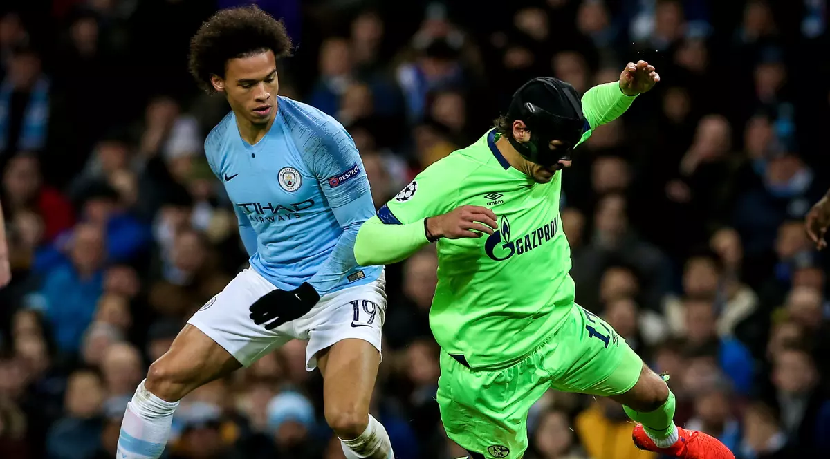 Leroy Sane (stânga), în duel cu Bejamin Stambouli. FOTO: EPA