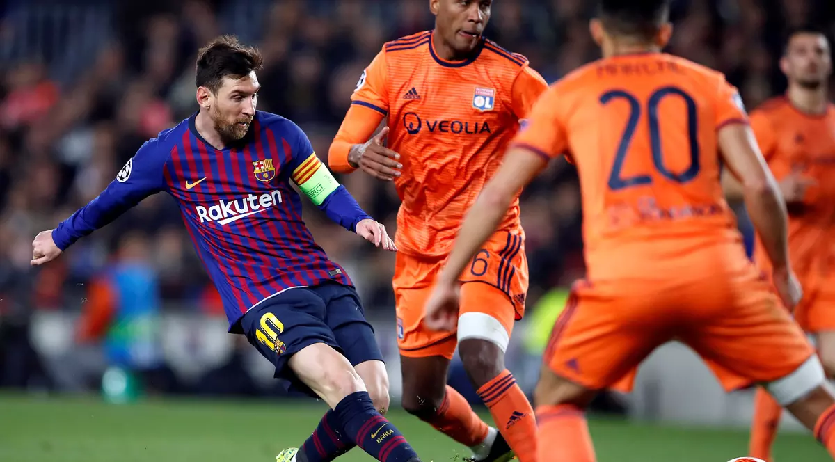 Lionel Messi (stânga), pasând în timpul meciului Barcelona - Lyon (5-1) din optimile Ligii Campionilor. FOTO: EPA