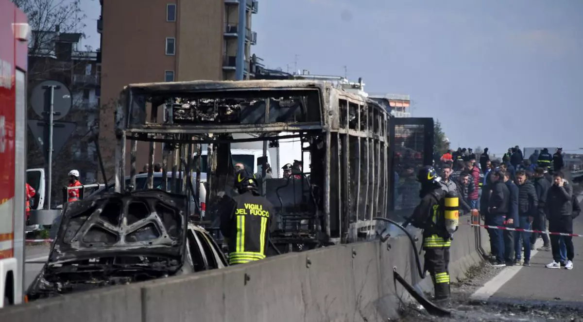 Imigrantul care a incendiat autobuzul școlar din Italia a legat elevii și le-a luat telefoanele mobile. Cum a reușit unul dintre copii să dea alarma