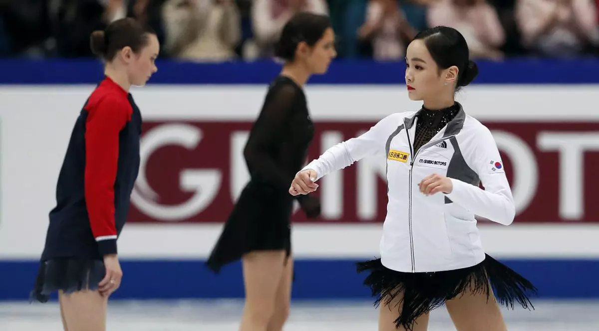 Momentul dramatic în care o patinatoare o taie cu patinele pe rivala sa