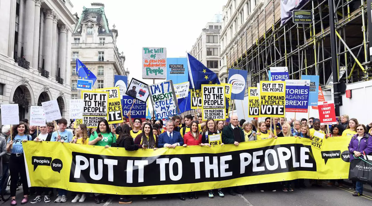 Britanicii ies în stradă pentru a cere un nou referendum pe Brexit