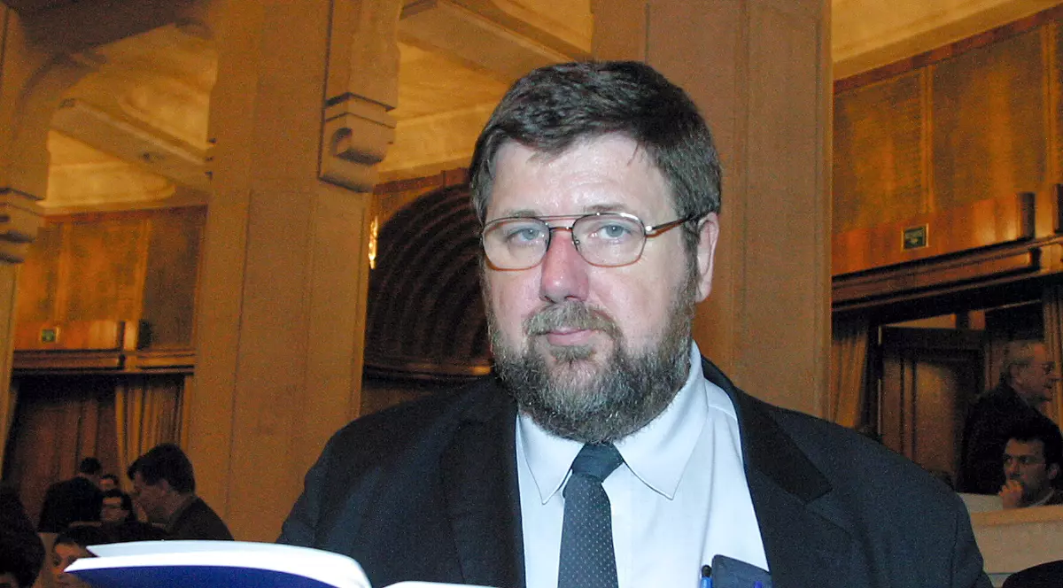 Bogdan Hossu, liderul Cartel Alfa, spune că 20% dintre angajații din România trăiesc sub pragul de sărăcie. Hossu ținând un studiu în mână