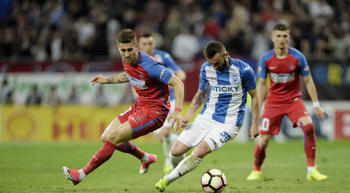 Radoslav Dimitrov (D), de la CSU Craiova, lupta pentru balon cu Ovidiu Popescu (D), de la FCSB in timpul meciului de fotbal din ultima etapa a play off-ului Ligii 1, disputat pe stadionul Arena Nationala din Capitala, sambata 13 mai 2017. ANDREEA ALEXANDRU / MEDIAFAX FOTO