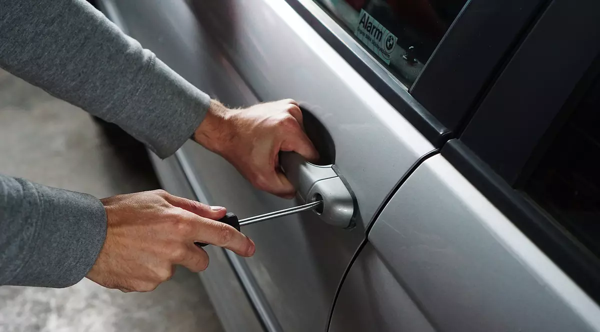 Hoți din autoturisme de lux, prinși cu un dispozitiv avansat de bruiere. Cum funcționa