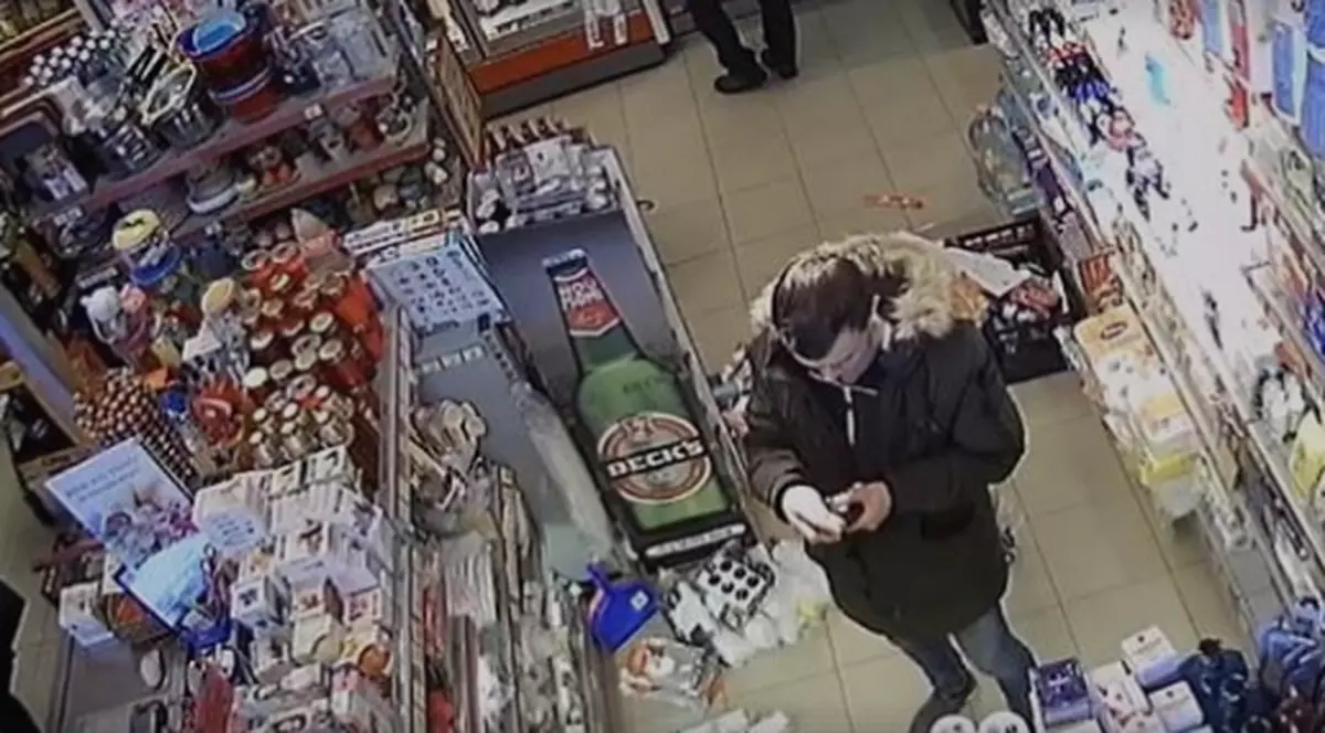 Un tânăr a fost filmat în timp ce fura dintr-un magazin. Ce a sustras din rafturi