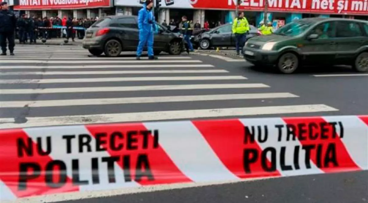 Accident în centrul Capitalei. Un troleibuz a spulberat o maşină, iar trei persoane au fost rănite