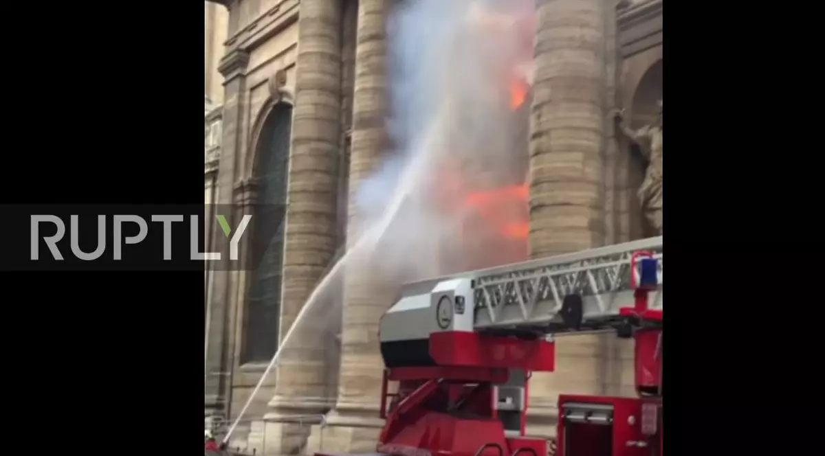 Incendiu la o biserică din Paris