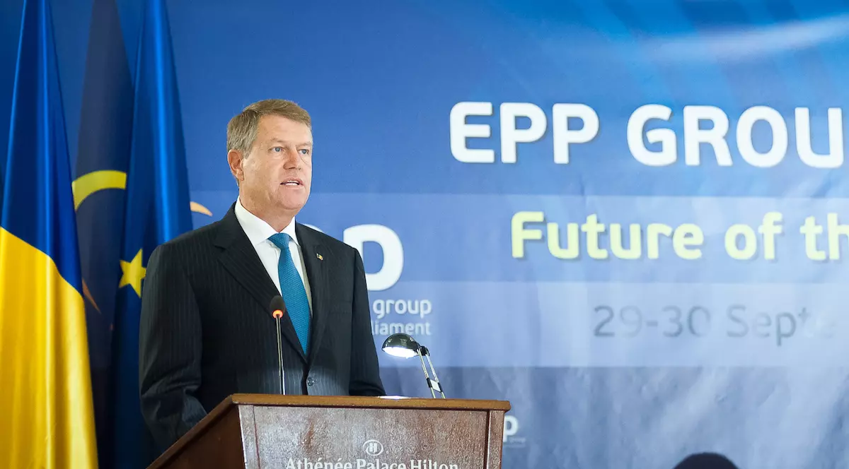 Iohannis contestă la CCR legea care permite numirea funcționarilor parlamentari în instituții din subordinea Parlamentului