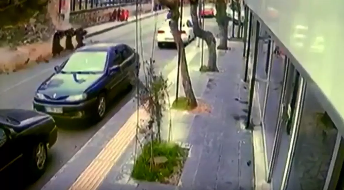 Trei femei au scăpat miraculos cu viață după ce un zid s-a prăbușit chiar lângă ele