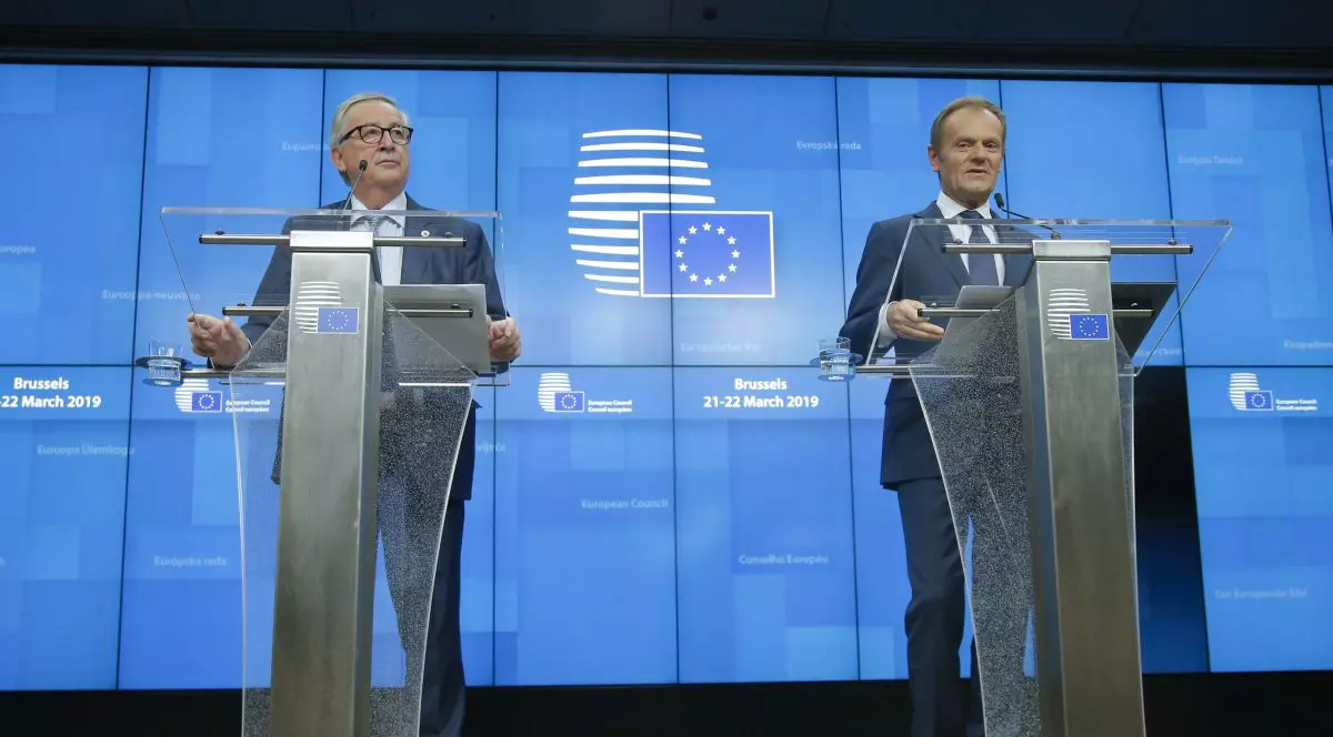 Momente amuzante în conferința lui Tusk și Juncker despre amânarea Brexitului: ”Nu mergeți în Iad!”