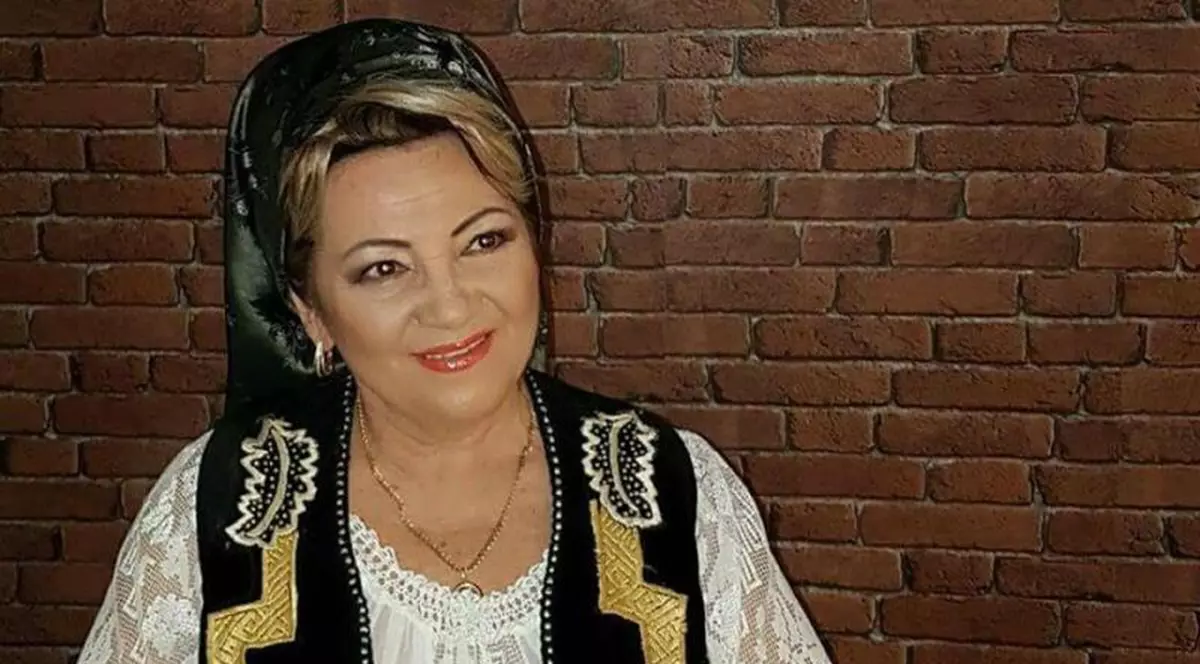 O cunoscută cântăreață de muzică populară, rănită grav într-un accident rutier. Soțul ei a murit