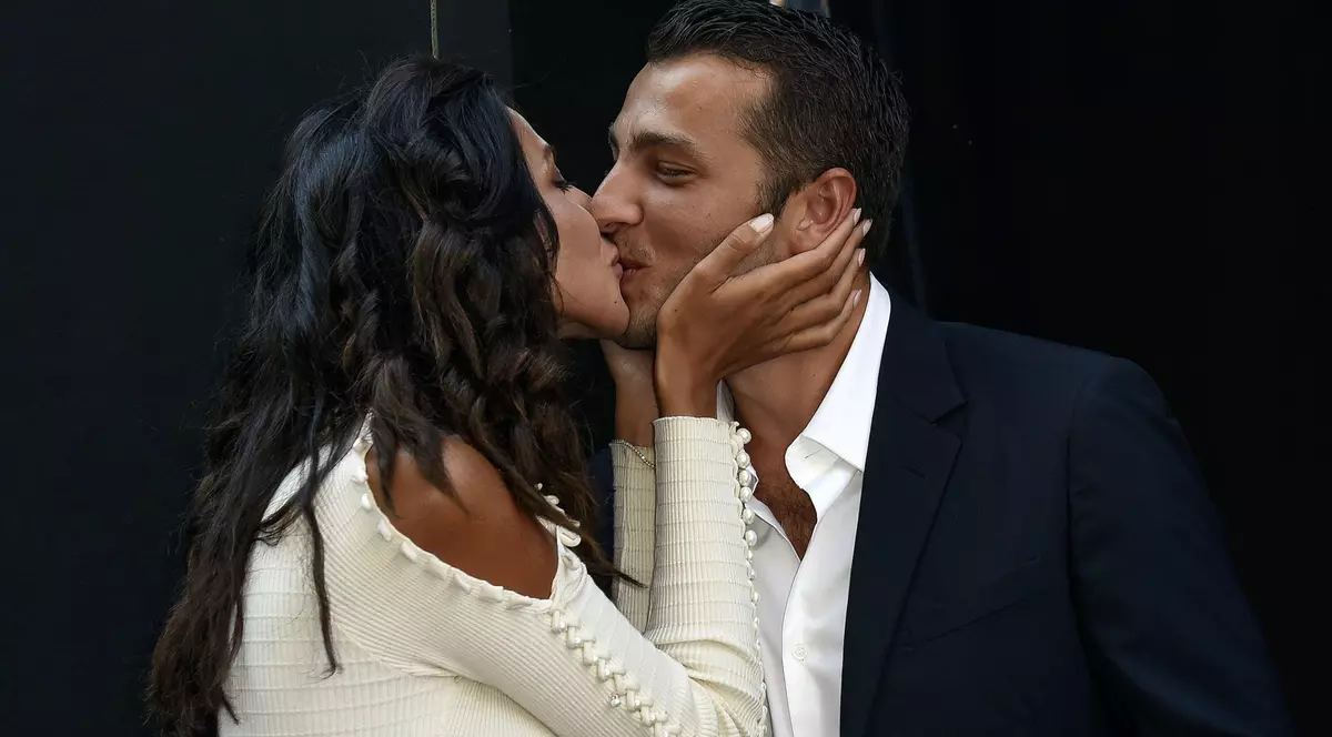 Mădălina Ghenea s-a mutat înapoi în Italia. Tatăl fetiței sale trebuie să facă naveta ca să-și vadă copilul
