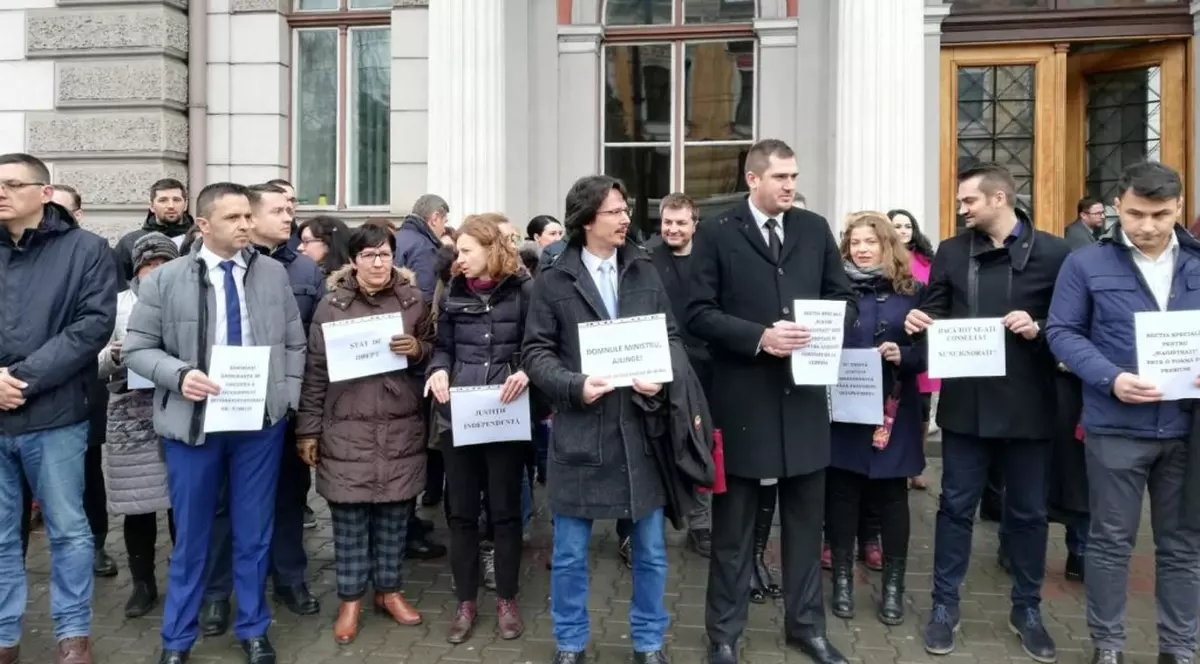 Magistrații cer Guvernului să renunțe la actul normativ care modifică legile justiţiei.